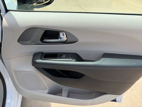 Used 2024 Chrysler Pacifica Touring-L FWD image 25