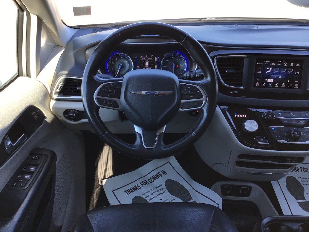 Used 2020 Chrysler Pacifica Touring-L FWD image 14