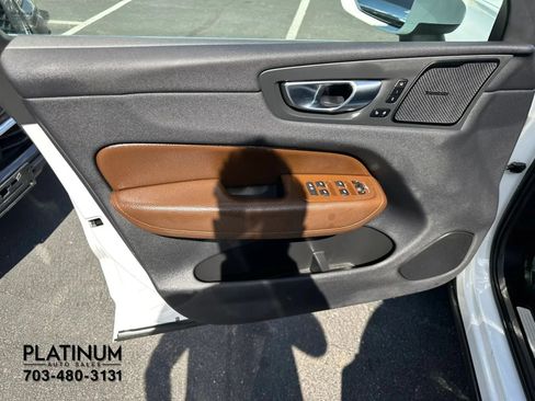 Used 2019 Volvo XC60 T5 Momentum w/ Multimedia Package AWD/4WD image 16