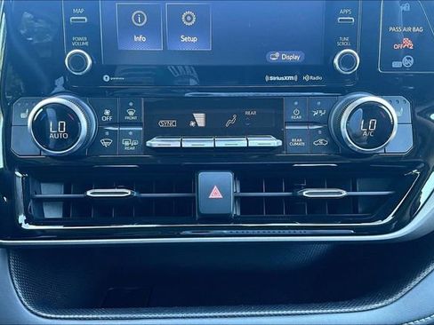 Used 2022 Toyota Highlander XLE AWD/4WD image 18
