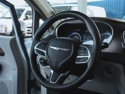 Used 2017 Chrysler Pacifica Touring image 23