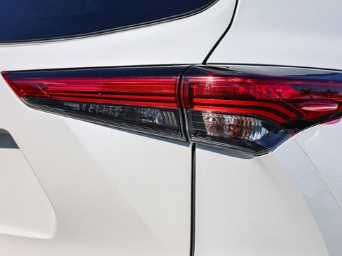 Used 2023 Toyota Highlander LE AWD/4WD image 24