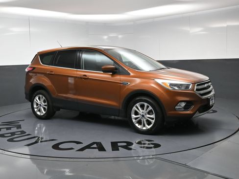 Used 2017 Ford Escape SE FWD image 2