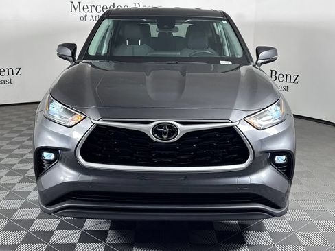 Used 2023 Toyota Highlander LE FWD image 2