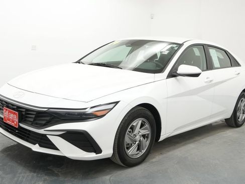 Used 2024 Hyundai Elantra SE FWD image 3