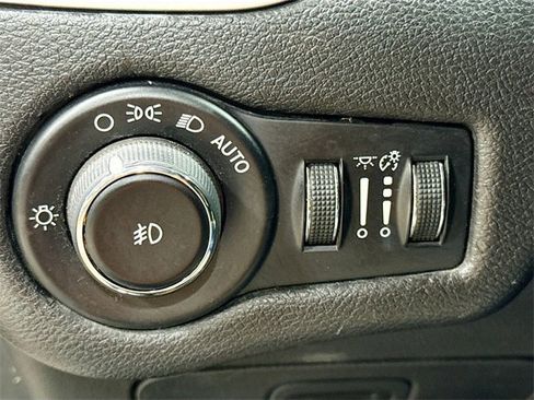 Used 2017 Jeep Cherokee Latitude image 12