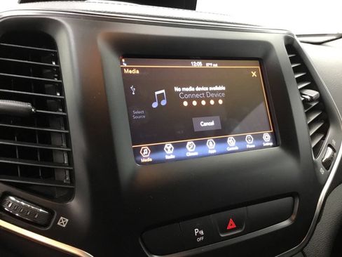 Used 2019 Jeep Cherokee Latitude Plus AWD/4WD image 21