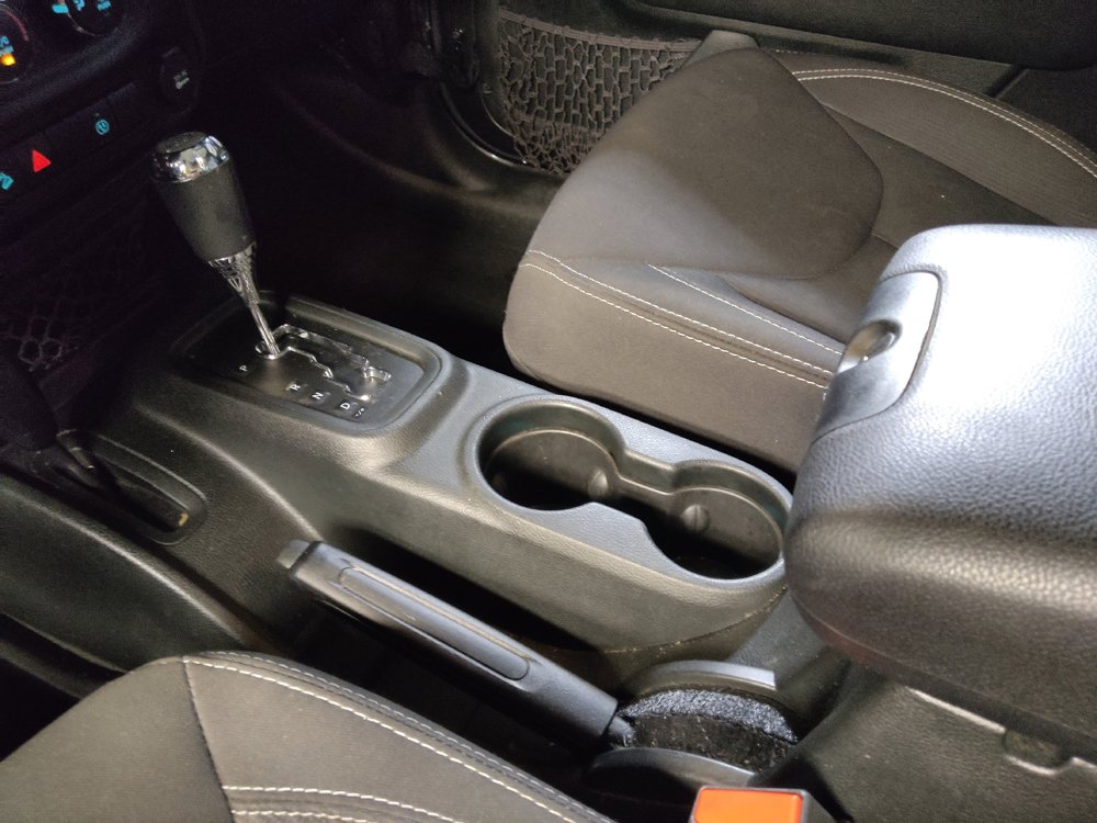 Used 2018 Jeep Wrangler Sahara w/ Connectivity Group AWD/4WD image 26