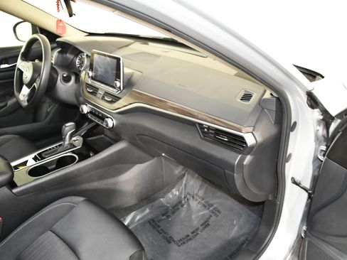 Used 2024 Nissan Altima 2.5 SV FWD image 41