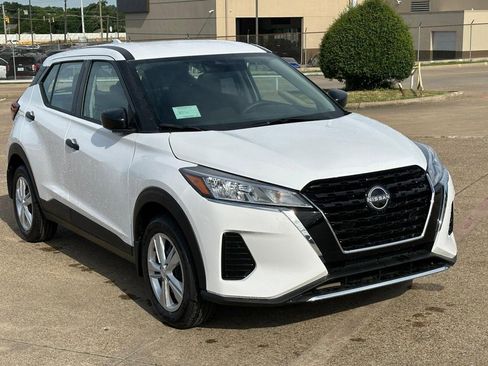 New 2025 Nissan Kicks Play S image 4