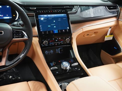 New 2023 Jeep Grand Cherokee Summit image 19