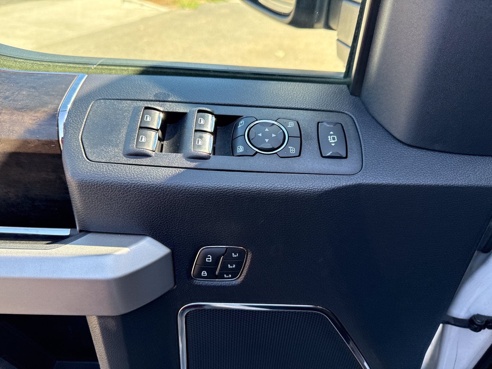 Used 2022 Ford F350 Lariat w/ Tremor Off-Road Package AWD/4WD image 11