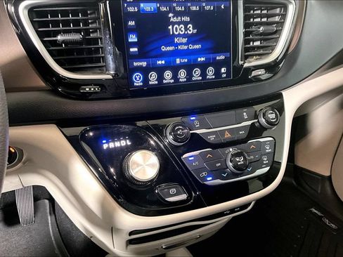 Used 2017 Chrysler Pacifica Touring Plus w/ Tire & Wheel Group FWD image 25