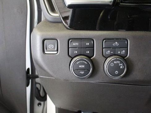 Used 2022 Chevrolet Silverado 1500 LT w/ Z71 Off-Road Package AWD/4WD image 11
