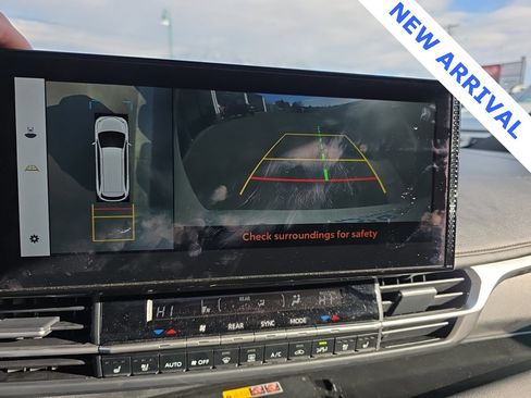 Used 2025 Toyota Sienna Platinum image 31