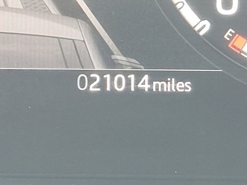 Used 2024 Land Rover Defender 110 S image 28