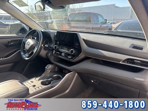 Used 2024 Toyota Highlander XLE image 17