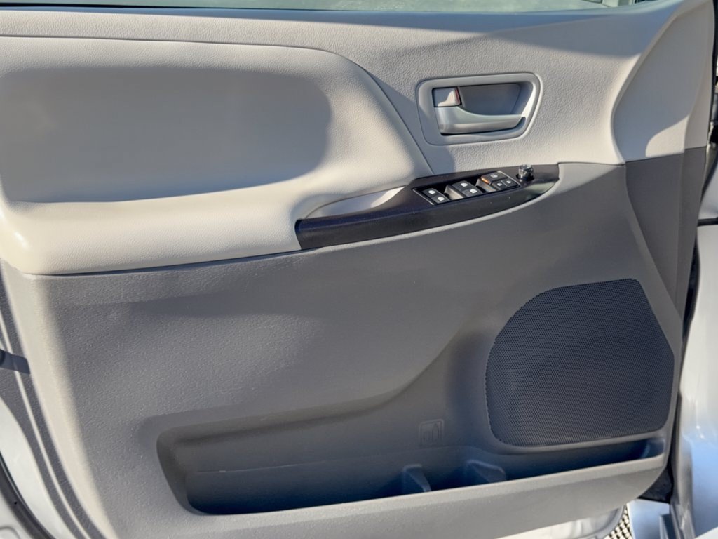Used 2015 Toyota Sienna LE FWD image 14