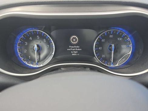 Used 2022 Chrysler Pacifica Touring-L w/ Uconnect Theater Family Group AWD/4WD image 3