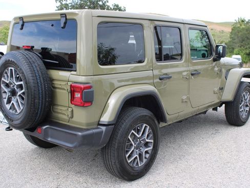Used 2026 Jeep Wrangler Unlimited Sahara AWD/4WD image 4