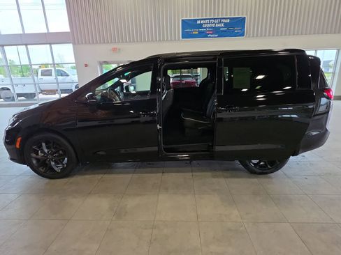 Used 2026 Chrysler Pacifica Limited w/ S Appearance Package FWD image 30