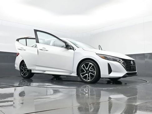 Used 2025 Nissan Sentra SR FWD image 31