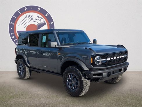 New 2025 Ford Bronco Badlands image 2