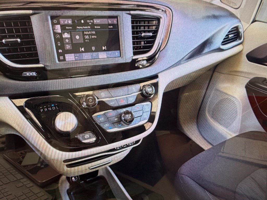 Used 2022 Chrysler Voyager LX FWD image 8