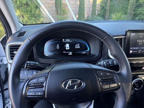Used 2025 Hyundai Venue SEL image 27