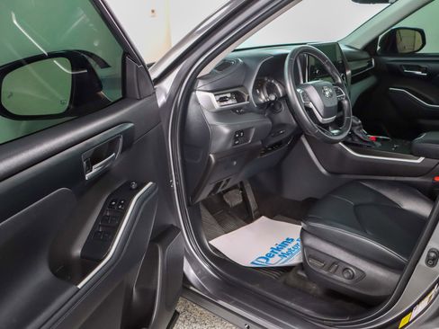 Used 2024 Toyota Highlander XLE image 3