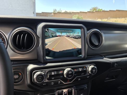 Certified 2023 Jeep Gladiator Sport AWD/4WD image 14