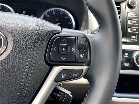 Used 2019 Toyota Highlander Limited FWD image 25