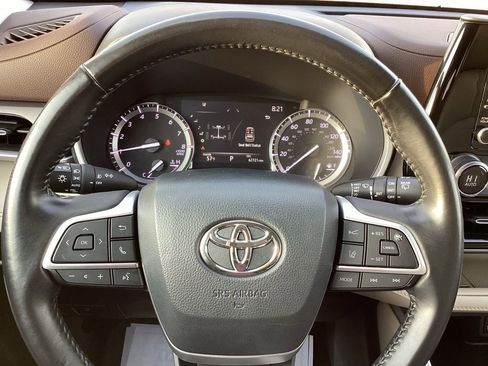 Used 2022 Toyota Highlander XLE image 30