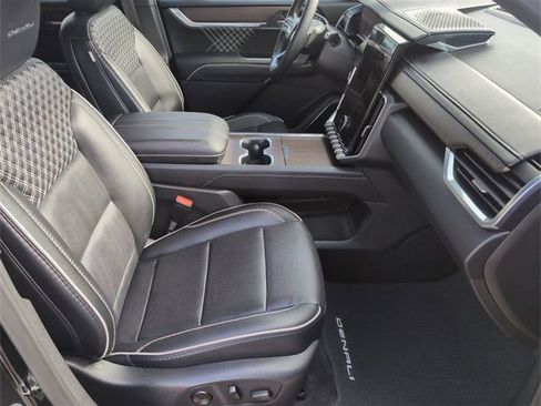 Used 2024 GMC Acadia Denali image 29