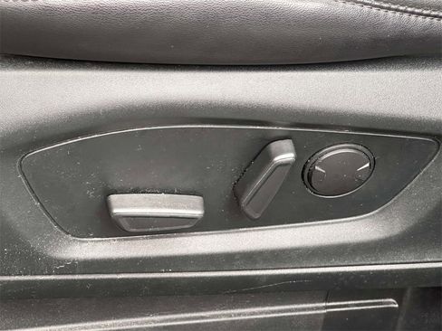 Used 2022 Ford Explorer XLT w/ Equipment Group 202A image 10