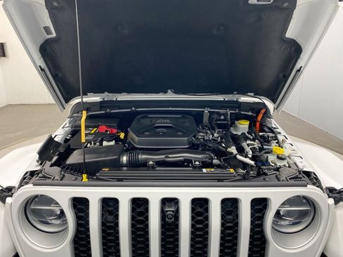 Used 2022 Jeep Wrangler Unlimited Sahara w/ Cold Weather Group AWD/4WD image 11
