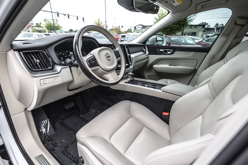 Used 2018 Volvo XC60 T5 Momentum w/ Convenience Package AWD/4WD image 18