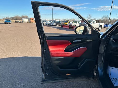 Used 2021 Toyota Highlander XSE image 11