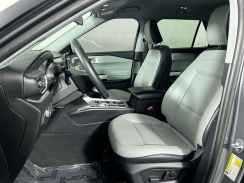 Used 2021 Ford Explorer XLT w/ Equipment Group 202A image 12