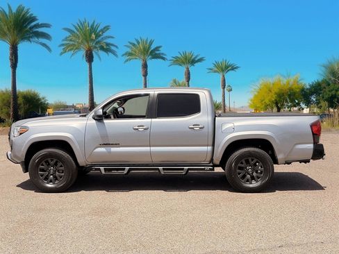 Used 2020 Toyota Tacoma SR5 AWD/4WD image 2