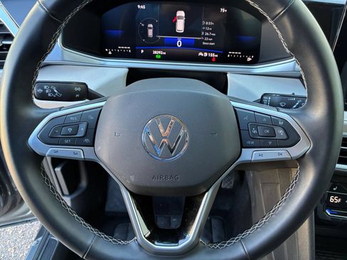 Used 2025 Volkswagen Taos SE FWD image 29