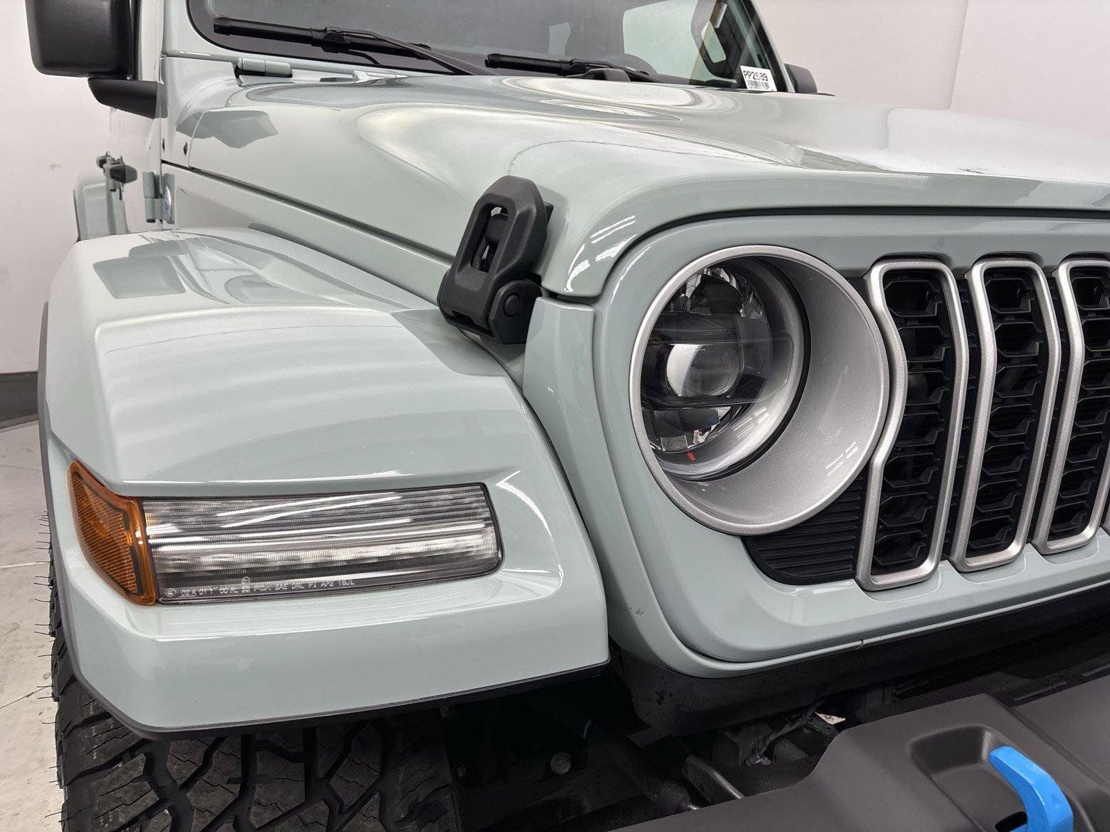 Used 2024 Jeep Wrangler Unlimited Sahara AWD/4WD image 18
