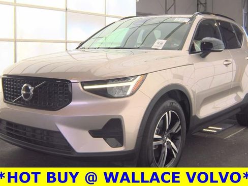 Used 2024 Volvo XC40 B5 Core AWD/4WD image 2