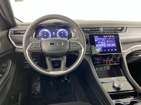 Used 2023 Jeep Grand Cherokee Altitude AWD/4WD image 20