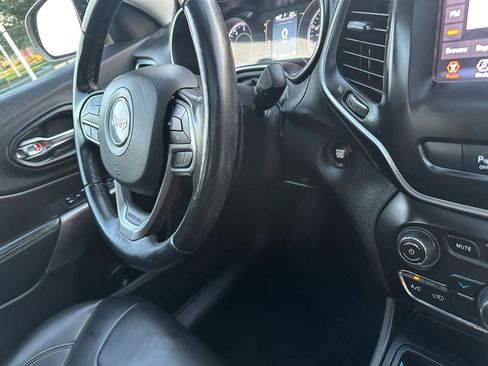 Used 2019 Jeep Cherokee Latitude Plus FWD image 32
