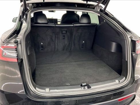 Used 2022 Tesla Model Y Long Range image 28