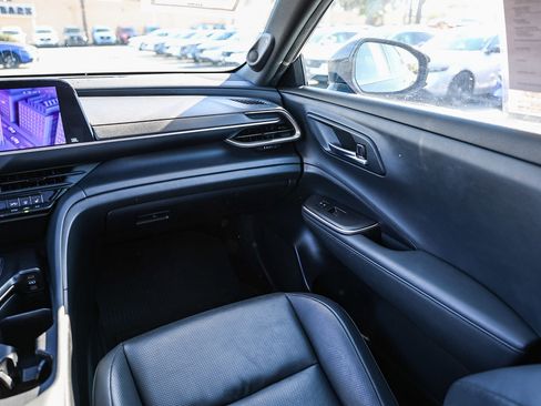 Used 2023 Toyota Crown Limited image 5