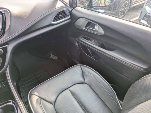 Used 2023 Chrysler Pacifica Limited w/ Uconnect Theater Family Group AWD/4WD image 18