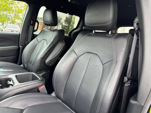 Used 2025 Chrysler Pacifica Select FWD image 29