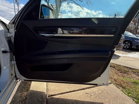 Used 2013 BMW 750i xDrive AWD/4WD image 16